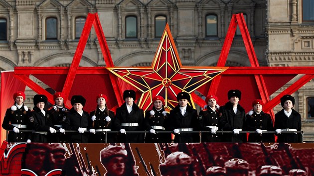 Na Rudm nmst v Moskv se konala slavnostn pehldka v historickch uniformch vnovan 77letmu vro sovtskho protitoku na nmeck vojska u metropole v roce 1941. (7. listopadu 2018)