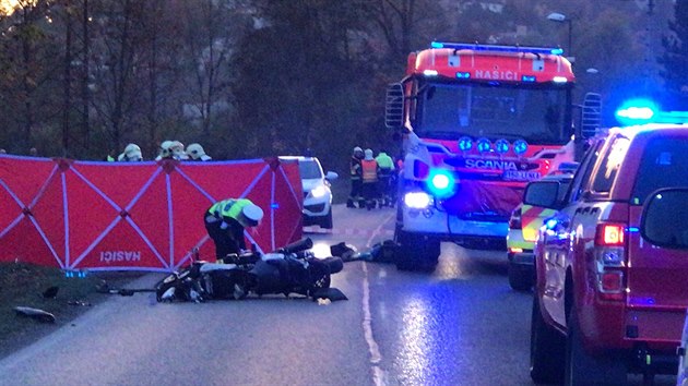 U Černošic se srazilo auto s motorkou. (1.11.2018)