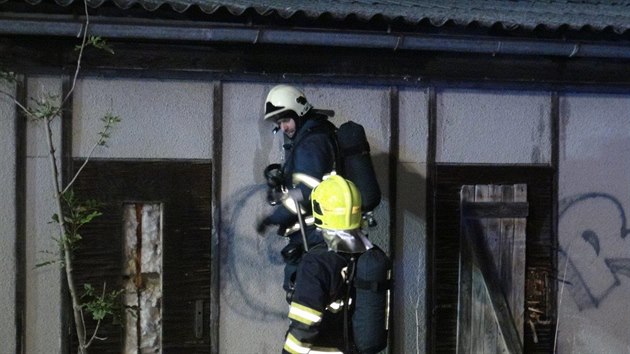 Po půlnoci zasahovali pražští hasiči u požáru vybavení pokoje v ubytovně v pražských Běchovicích. (7.11.2018)