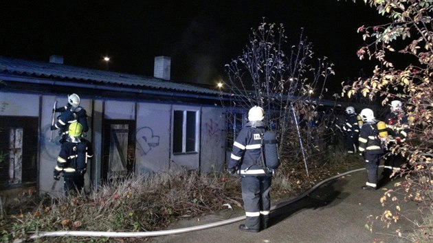 Po půlnoci zasahovali pražští hasiči u požáru vybavení pokoje v ubytovně v pražských Běchovicích. (7.11.2018)