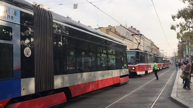 Na Smíchově srazila tramvaj chodkyni. (8.11.2018)