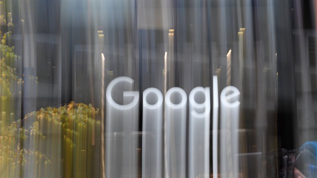 Logo spolenosti Google v centrále v Londýn.