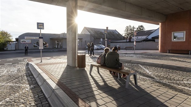 V Mohelnici bylo tento týden slavnostně otevřeno nové autobusové nádraží. Terminál se čtyřmi zastřešenými nástupišti a moderním zázemím přišel na 51 milionů korun.