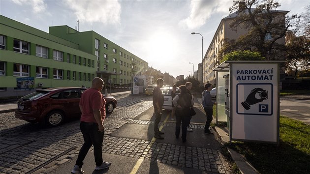 Pohled na jeden z vjezd do olomouck fakultn nemocnice. Po zmn v systmu parkovn je vjezd mon vhradn po zaplacen u parkovacho automatu.