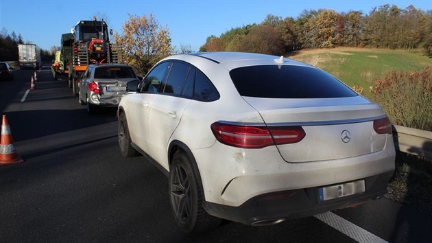 Řidič mercedesu na dálnici nedobrzdil a narazil do fabie zpomalující kvůli odstavenému nákladnímu vozu. Ukázalo se, že luxusní vůz byl v srpnu ukraden v Německu.