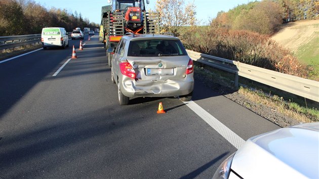 Řidič mercedesu na dálnici nedobrzdil a narazil do fabie zpomalující kvůli odstavenému nákladnímu vozu. Ukázalo se, že luxusní vůz byl v srpnu ukraden v Německu.