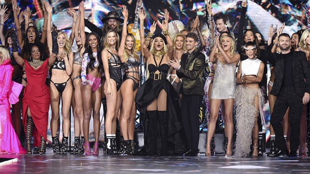 Zpvaka Rita Ora, lenov skupiny The Chainsmokers, Andrew Taggar a Alex Pall a zpvaky Kelsea Ballerini a Halsey pzuj s modelkami na pehldce na Victoria's Secret Fashion Show (8. 11. 2018, New York)