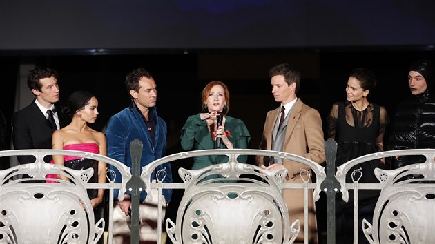 Zleva Callum Turner, Zoe Kravitzov, Jude Law, J. K. Rowlingov, Eddie Redmayne, Katherine Waterstonov a Ezra Miller na svtov premie filmu Fantastick zvata: Grindelwaldovy zloiny (8. listopadu 2018, Pa)