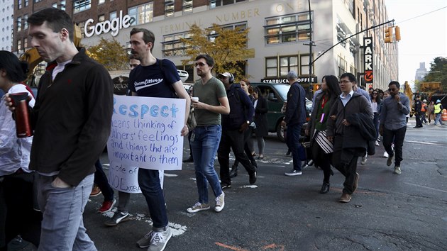 Zamstnanci Googlu vyli ve tvrtek do ulic, aby vyjdili nesouhlas s tm, jak se firma stav k sexulnmu obtovn. Foto z New Yorku