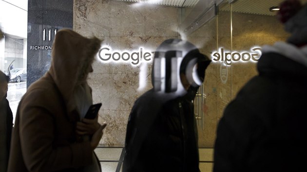 Zamstnanci Googlu vyli ve tvrtek do ulic, aby vyjdili nesouhlas s tm, jak se firma stav k sexulnmu obtovn. Foto z Toronta