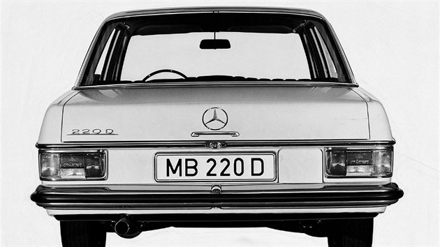 Zlomov model Mercedes-Benz W114/115: pohled na zadn partie novinky