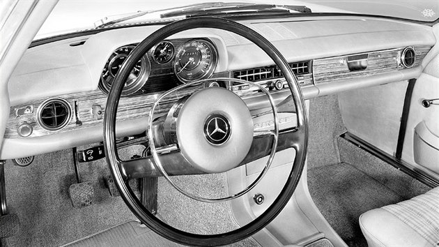 Zlomový model Mercedes-Benz W114/115: ani interiér nepostrádal dávku elegantní nadčasovosti.