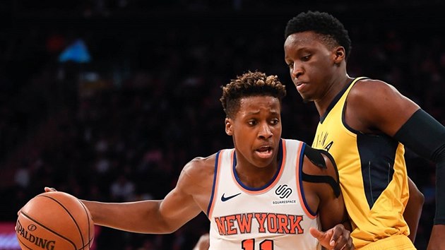 Frank Ntilikina (vlevo) z New Yorku to kolem Victora Oladipa z Indiany.