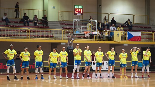 Basketbalistky USK Praha ped zpasem v italskm Schiu