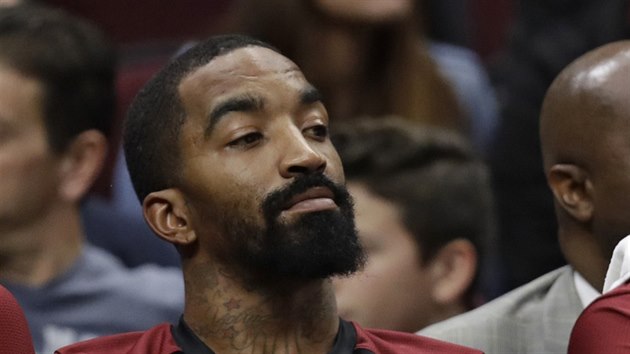 J. R. Smith z Clevelandu sleduje zpas jen z laviky.