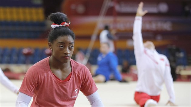 Simone Bilesov na trninku bhem svtovho ampiontu gymnastek v Dauh