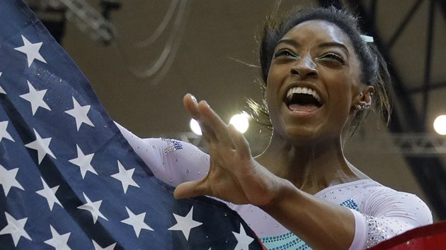 Americk gymnastka Simone Bilesov se raduje z triumfu.