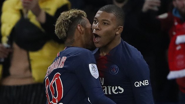 Neymar (vlevo) a Kylian Mbapp se raduj z glu Paris Saint-Germain.
