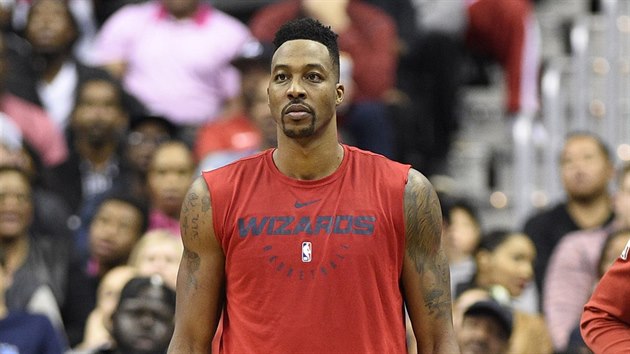 Dwight Howard sleduje, jak se da jeho spoluhrm z Washingtonu proti Oklahoma City.