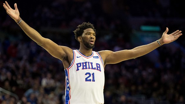 Joel Embiid z Philadelphie se raduje ze sv trefy.