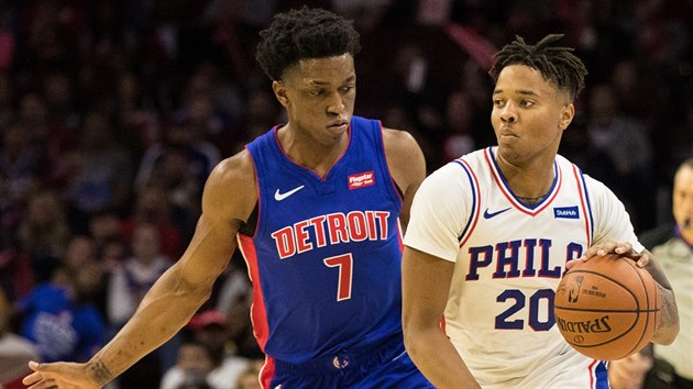 Markelle Fultz (vpravo) z Philadelphie to kolem Stanleyho Johnsona z Detroitu.