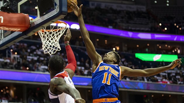 Frank Ntilikina (11) z New Yorku doskakuje v duelu s Washingtonem, John Wall piel pozd.