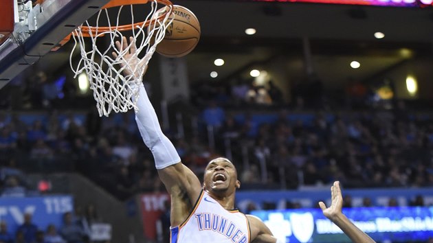 Russell Westbrook (0) z Oklahoma City zakonuje na ko New Orleans kolem E'Twauna Moorea (55).