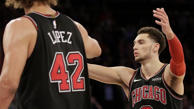 Zach LaVine (vpravo) z Chicaga oslavuje vtzn trestn hod proti New Yorku, Raduje se s nm Robin Lopez.