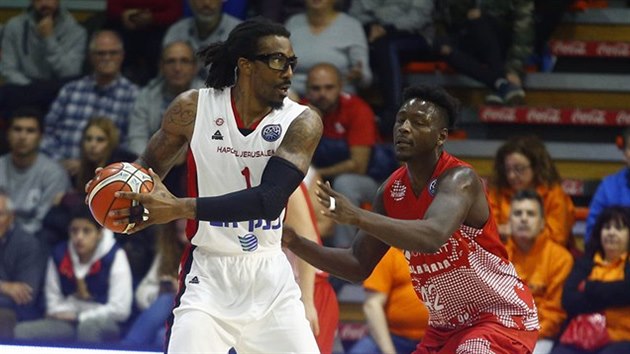 Amare Stoudemire (vlevo) z Hapoelu Jeruzalm brnn Talibem Zannou z Fuenlabrady.