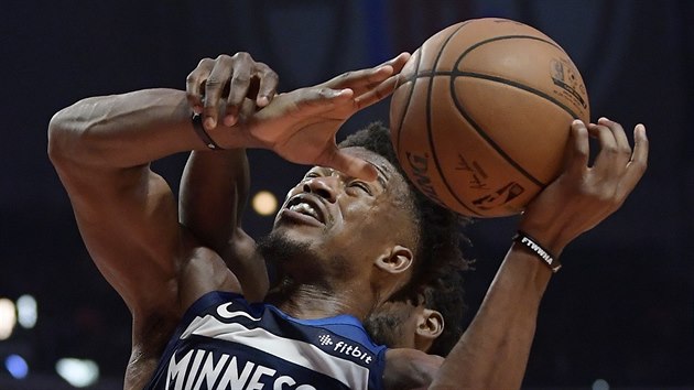 Jimmy Butler z Minnesoty faulovan Patrickem Beverleym z LA Clippers.