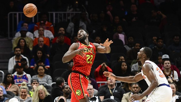 Alex Poythress (22) z Atlanty nezachytil m, sleduje ho Noah Vonleh z New Yorku.