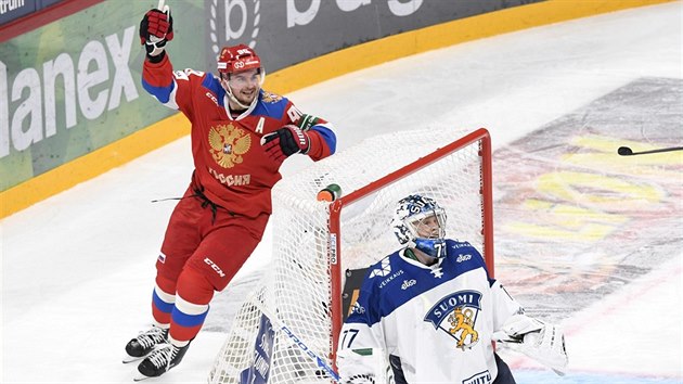 Jevgenij Ketov (vlevo) z Ruska se raduje z glu proti Finsku.