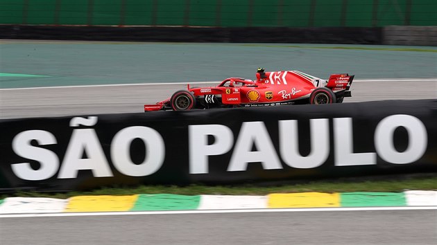 Kimi Rikknen z Ferrari bhem trninku v Brazlii