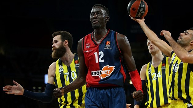 Ilimane Diop (12) z Baskonie se raduje, v pozad zklaman hri Fenerbahce - Gigi Datome (70), Jan Vesel (24) a Kostas Slukas (16).