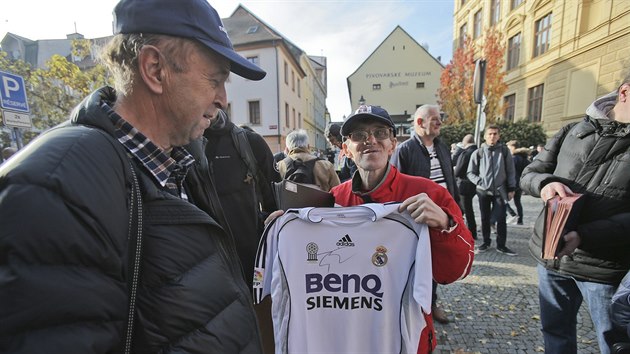 Fanouek Realu Madrid ek na pjezd svch oblbenc u plzeskho hotelu Marriott.