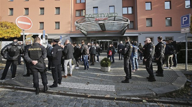 KDY U PIJEDOU? Fanouci Realu Madrid ekaj na pjezd svch oblbenc u plzeskho hotelu Marriott.