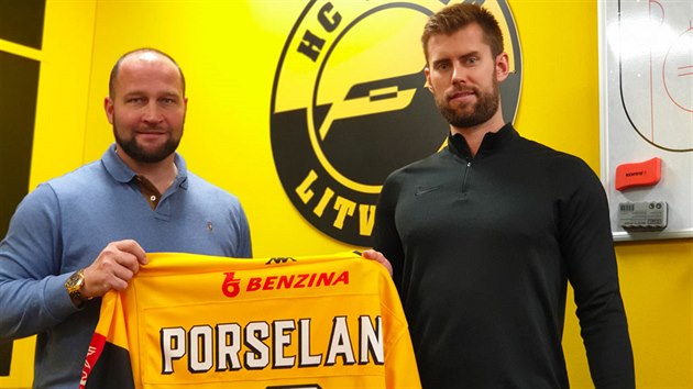 vdsk obrnce Mathias Porseland po podpisu smlouvy s Litvnovem, vlevo je generln editel klubu Ji lgr.