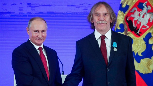 Jaromír Nohavica přijímá z rukou Vladimira Putina Puškinovu medaili (4. listopadu 2018).