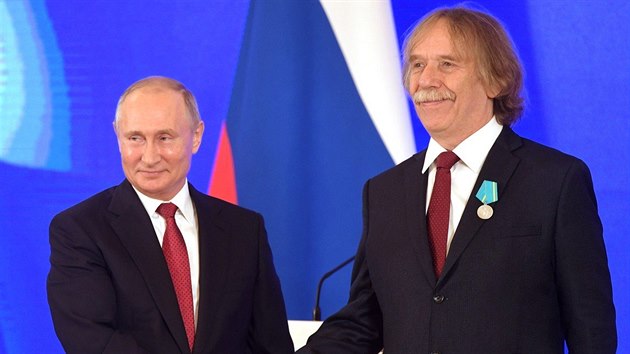 Jaromr Nohavica pijm z rukou Vladimira Putina Pukinovu medaili (4. listopadu 2018).
