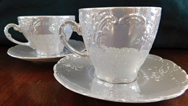 Čajový set je v kombinaci bílé se stříbrnou, perleťové, růžové, modrozelené či modré.