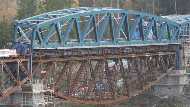 Unikátní výměna oblouků na železničním mostě nad přehradou Hracholusky. (8. 11. 2018)