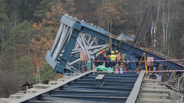 Výměna oblouků na železničním mostě nad přehradou Hracholusky. (9. 11. 2018)