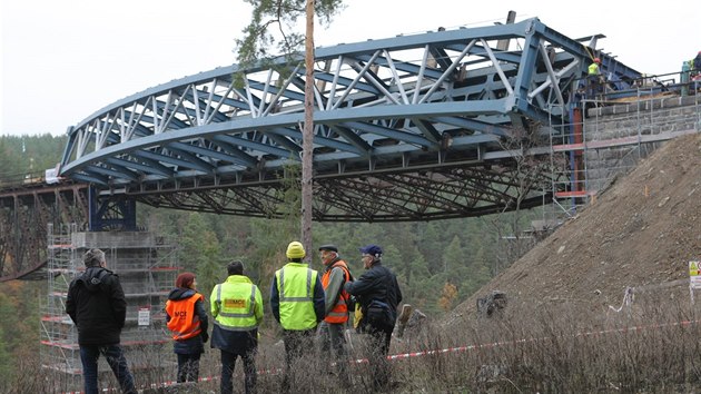 Výměna prvního oblouku na železničním mostu nad přehradou Hracholusky je v plném proudu. (9. 11. 2018)