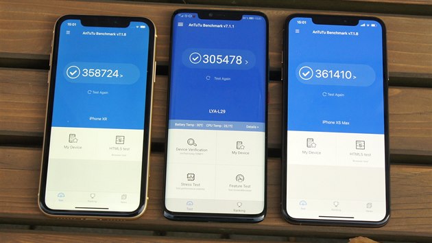 Vsledky testu AnTuTu na Huawei Mate 20 Pro, iPhonu XR a iPhonu XS