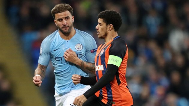 Taison v dresu achtaru Donck a manchestersk obrnce Kyle Walker (vlevo) bhem zpasu Ligy mistr.