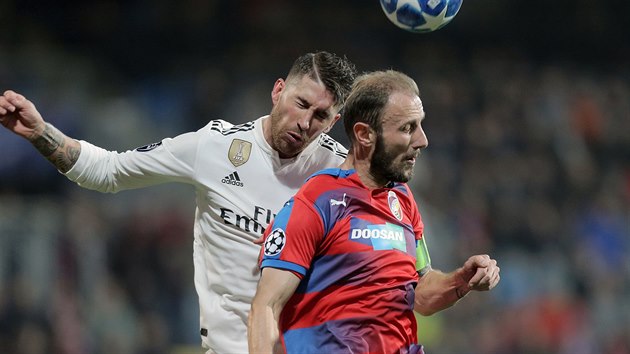 HLAVY KAPITN. Sergio Ramos z Realu Madrid v hlavikovm souboji s Romanem Hubnkem, stoperem Plzn.