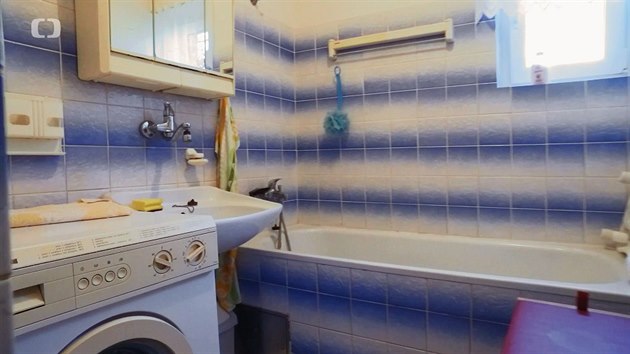 1. Danielova koupelna v bytě po babičce je jako vystřižená z katalogu z 80. let. Na stěnách jsou tehdy velmi populární obklady Erika s motivem kapek. 