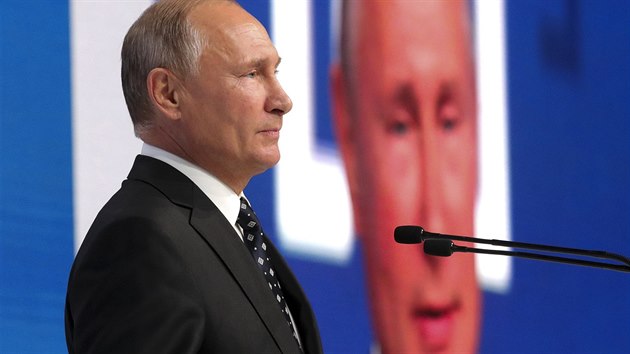 Rusk prezident Vladimir Putin v ocenil vysokou profesionalitu rusk vojensk rozvdky na setkn s dstojnky pi pleitosti stho vro vzniku rusk vojensk rozvdky. (2. listopadu 2018)