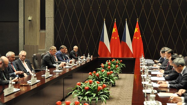 Česká delegace v čele s prezidentem Milošem Zemanem  při setkání čínským prezidentem Si Ťin-pchingem  v Šanghaji. (5. listopadu 2018)