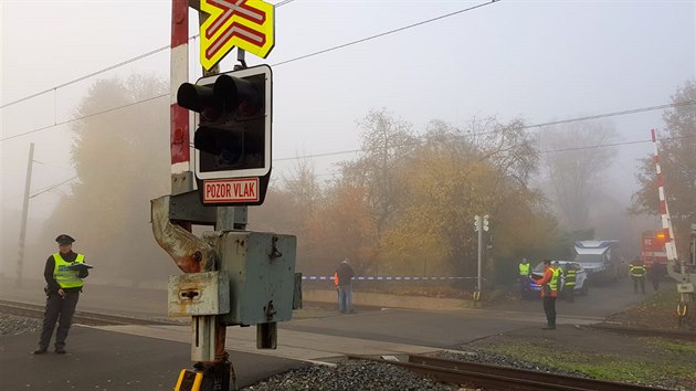 U Černošic srazil rychlík na železničním přejezdu nezletilou dívku. (6. listopadu 2018)